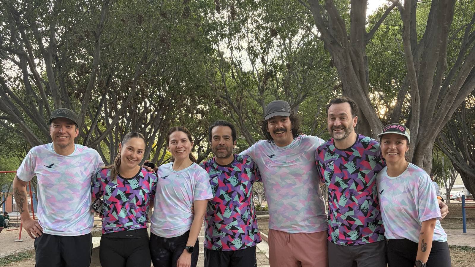 Equipo con uniformes deportivos personalizados de BV Uniformes.