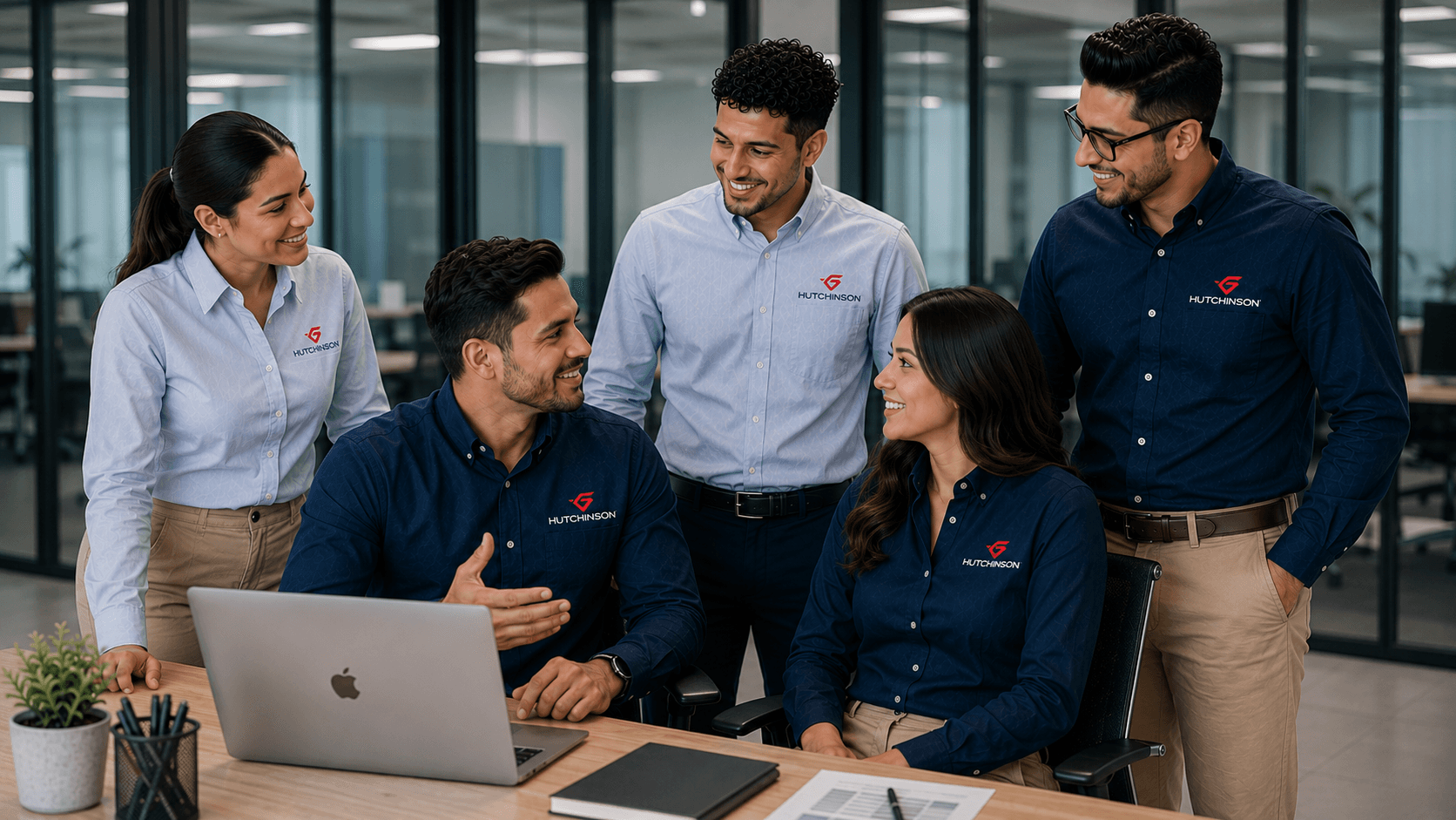 Equipo de oficina con camisas corporativas marino y azul cielo con logo bordado al pecho.
