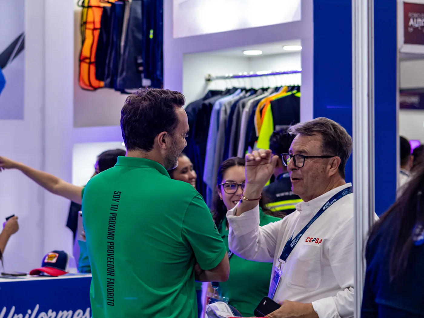 Eventos y expos: el uniforme como vendedor silencioso de marca